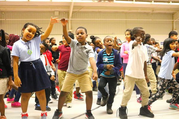 Yoobi Gives Supplies & Surprise to Hambrick – DeKalb County School District